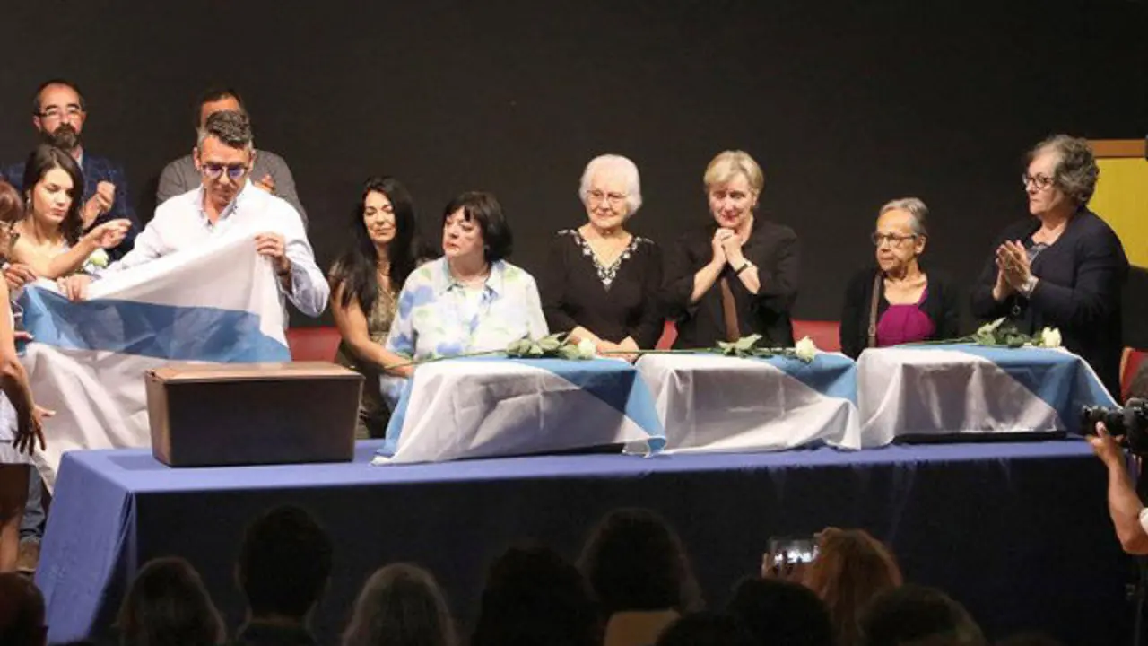 Entrega de los restos. EFE