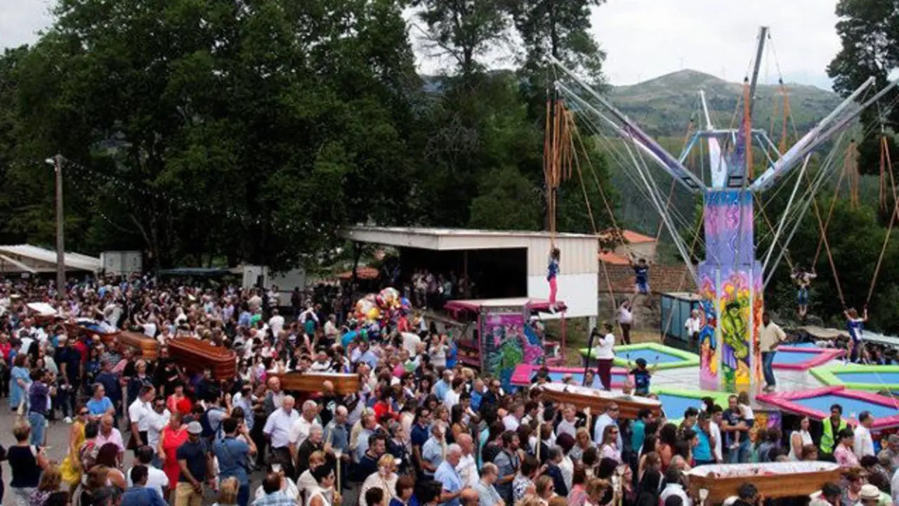 Un grupo de penitentes han sido porteados este domingo dentro de ataúdes en la romería de Santa Marta de Ribarteme. SALVADOR SAS (EFE)