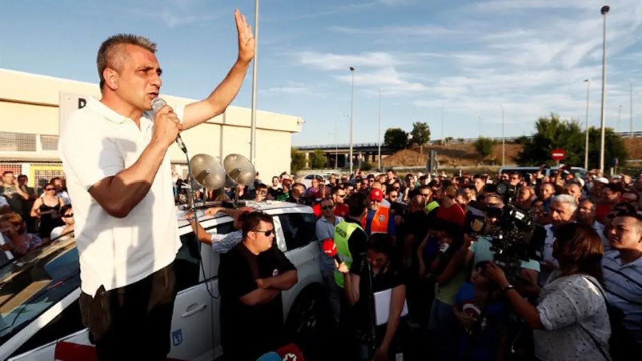 Un grupo de taxistas que participa en la huelga. EFE