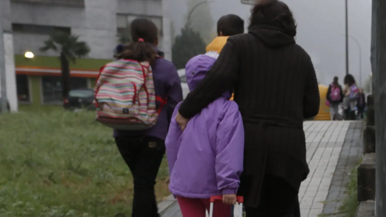 Niños, de camino a clase. GONZALO GARCÍA