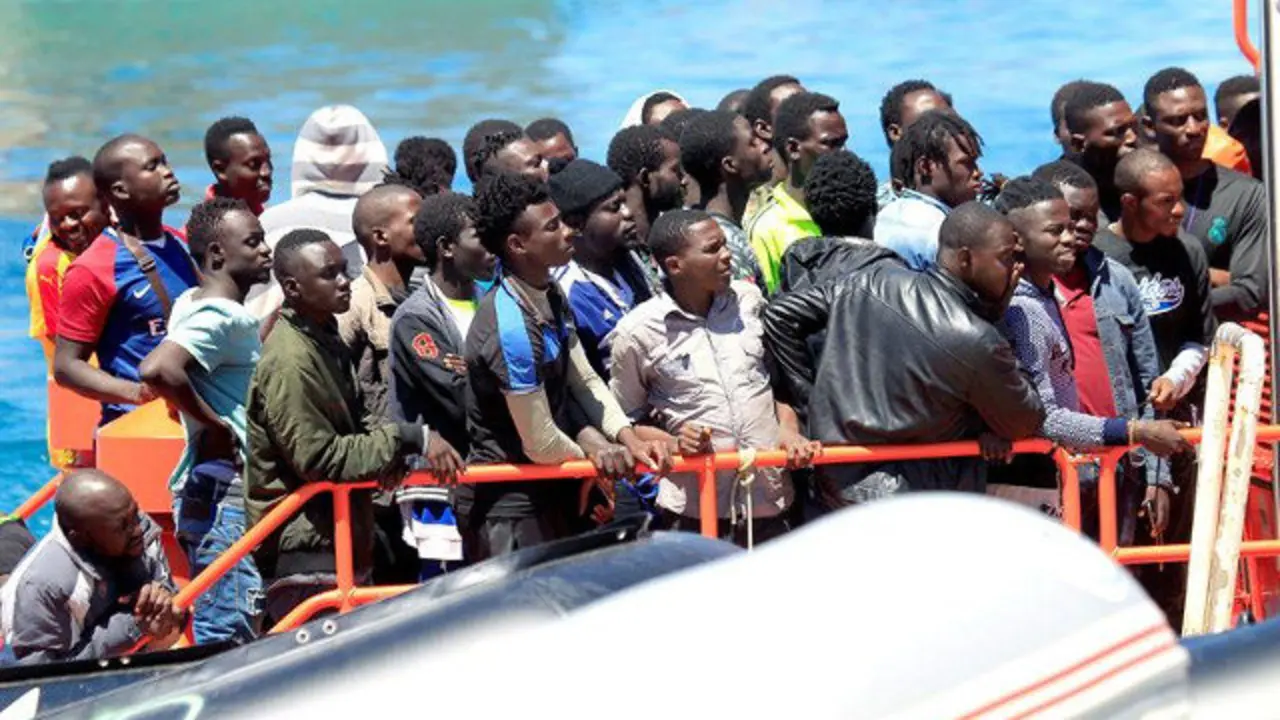Inmigrantes rescatados en el Estrecho de Gibraltar la semana pasada. A. CARRASCO RAGEL (EFE)