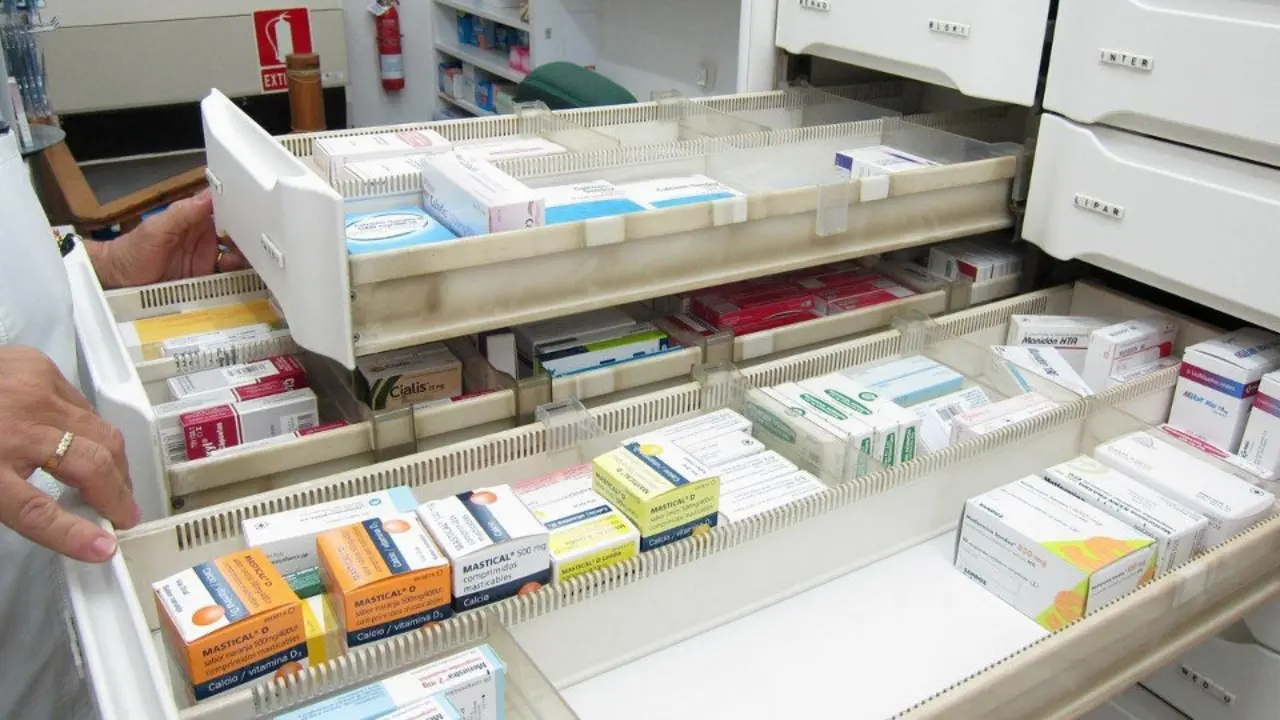 Distintos medicamentos nunha farmacia. AEP