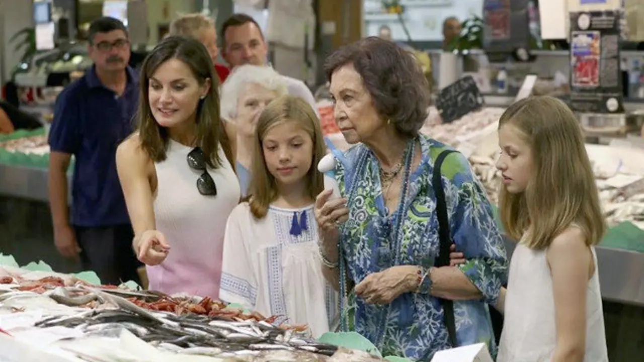La reina Letizia, acompañada de sus hijas las princesas Leonor y Sofía, junto a la reina Sofia, en el Mercado del Olivar de Palma de Mallorca. BALLESTEROS (EFE)