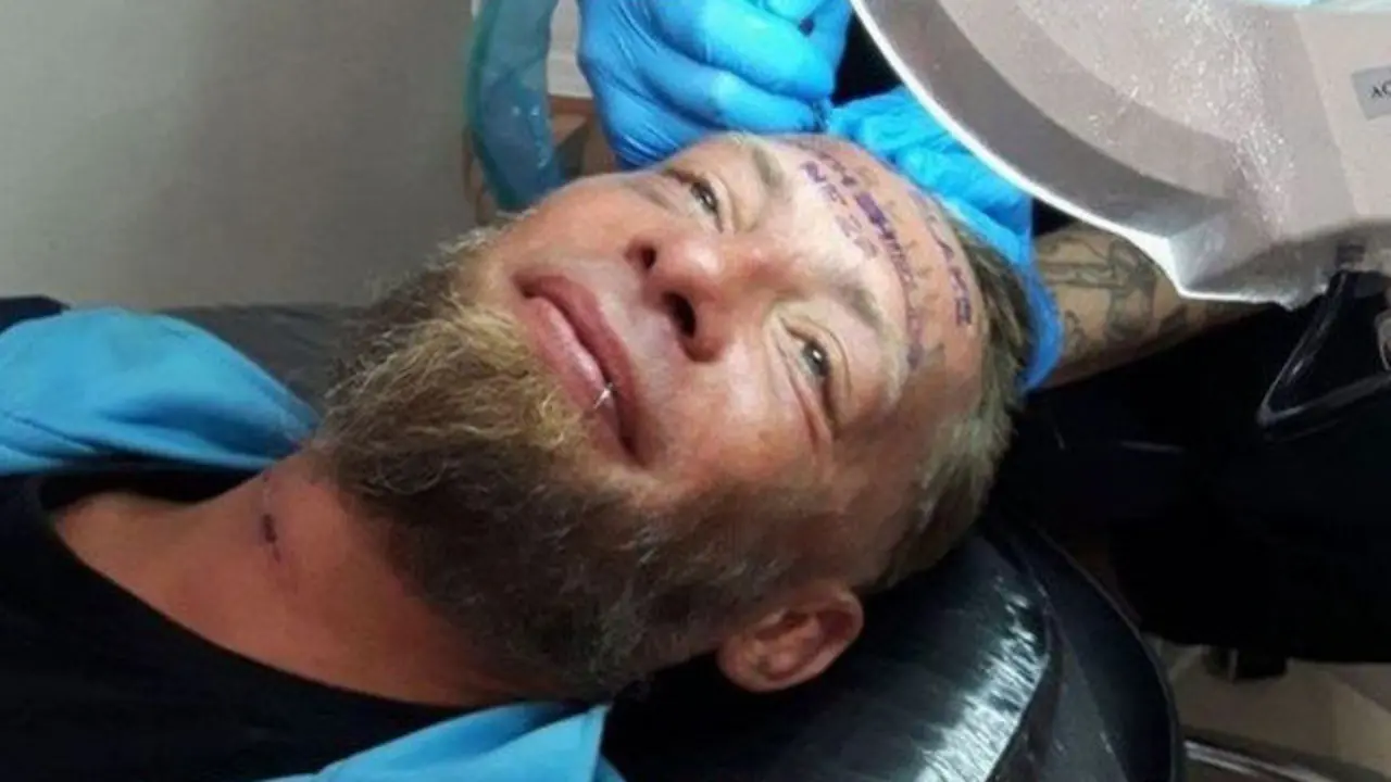 Imagen del momento del tatuaje difundida por el estudio en las redes sociales. FB