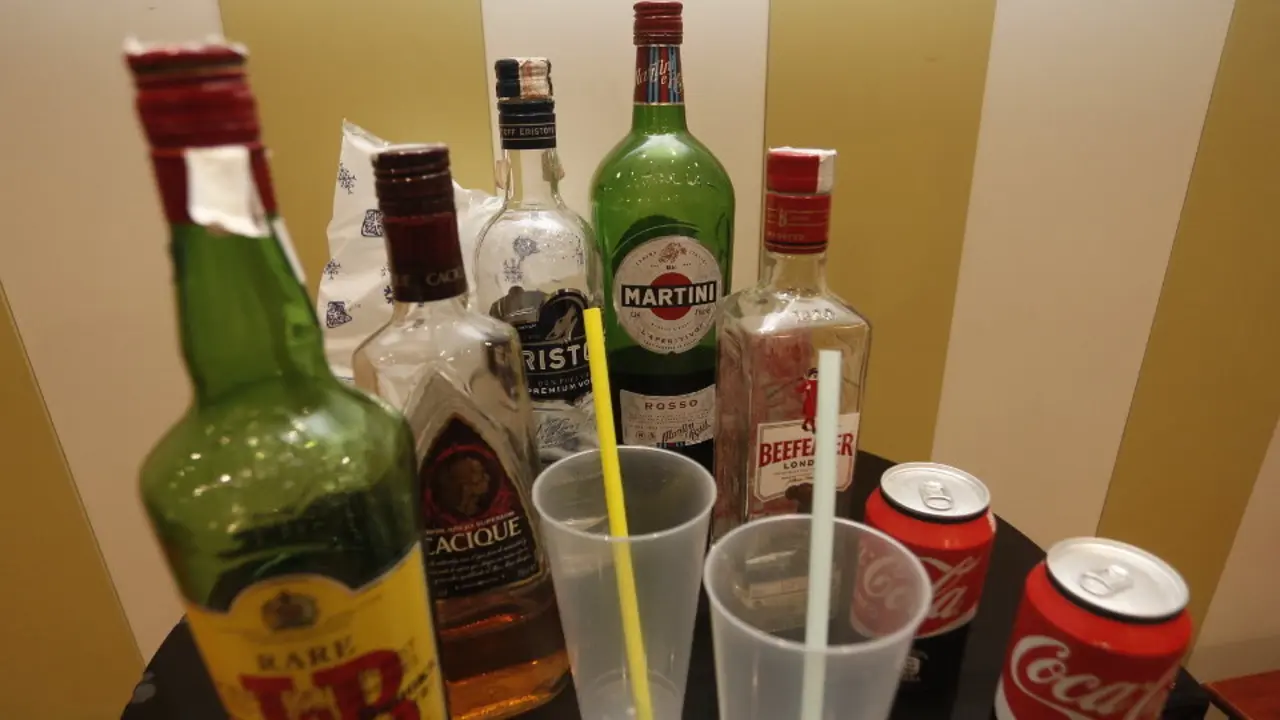 Alcohol y tabaco, dos de las drogas toleradas socialmente y cuya adicción lleva a muchos gallegos al Sergas. JAVIER CERVERA