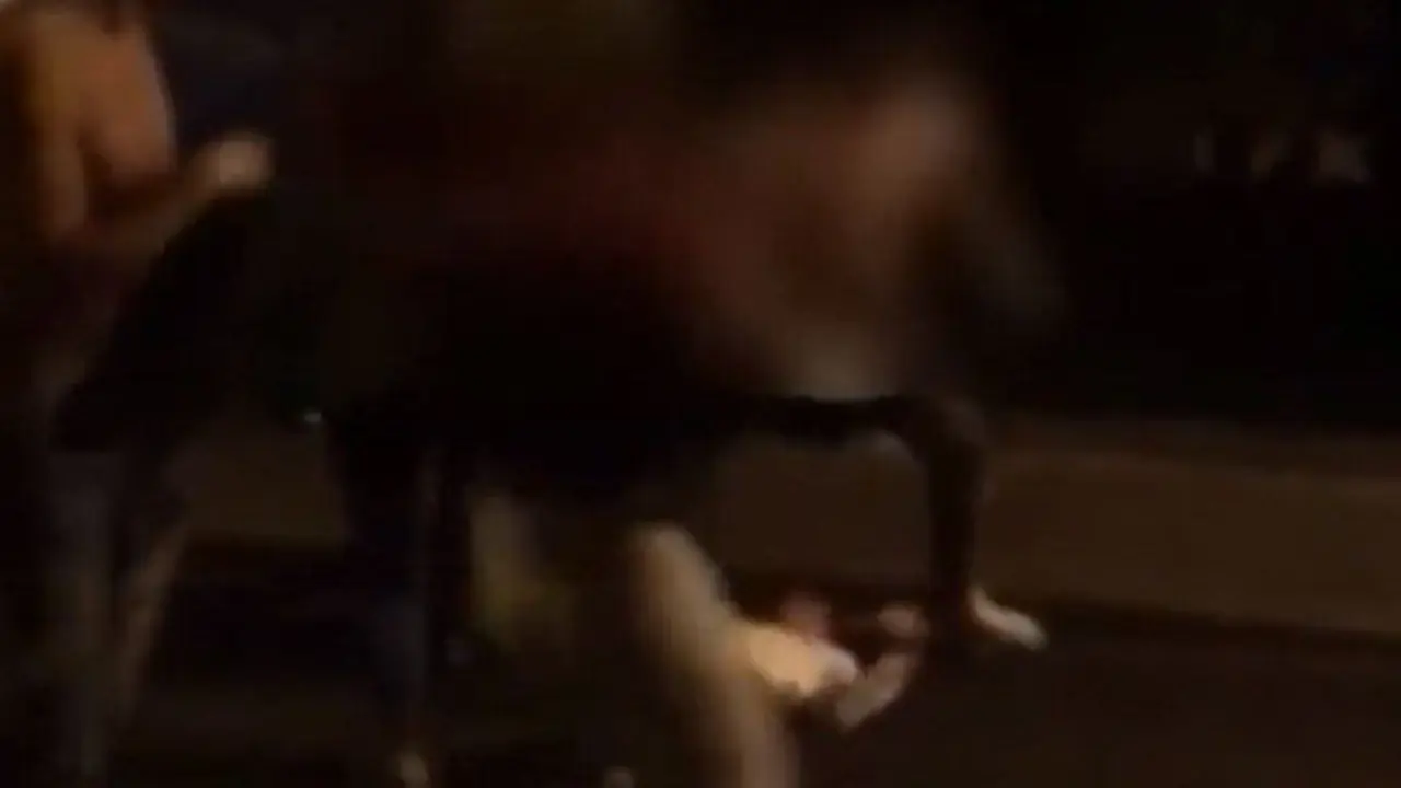 El joven agredido, tendido en el suelo