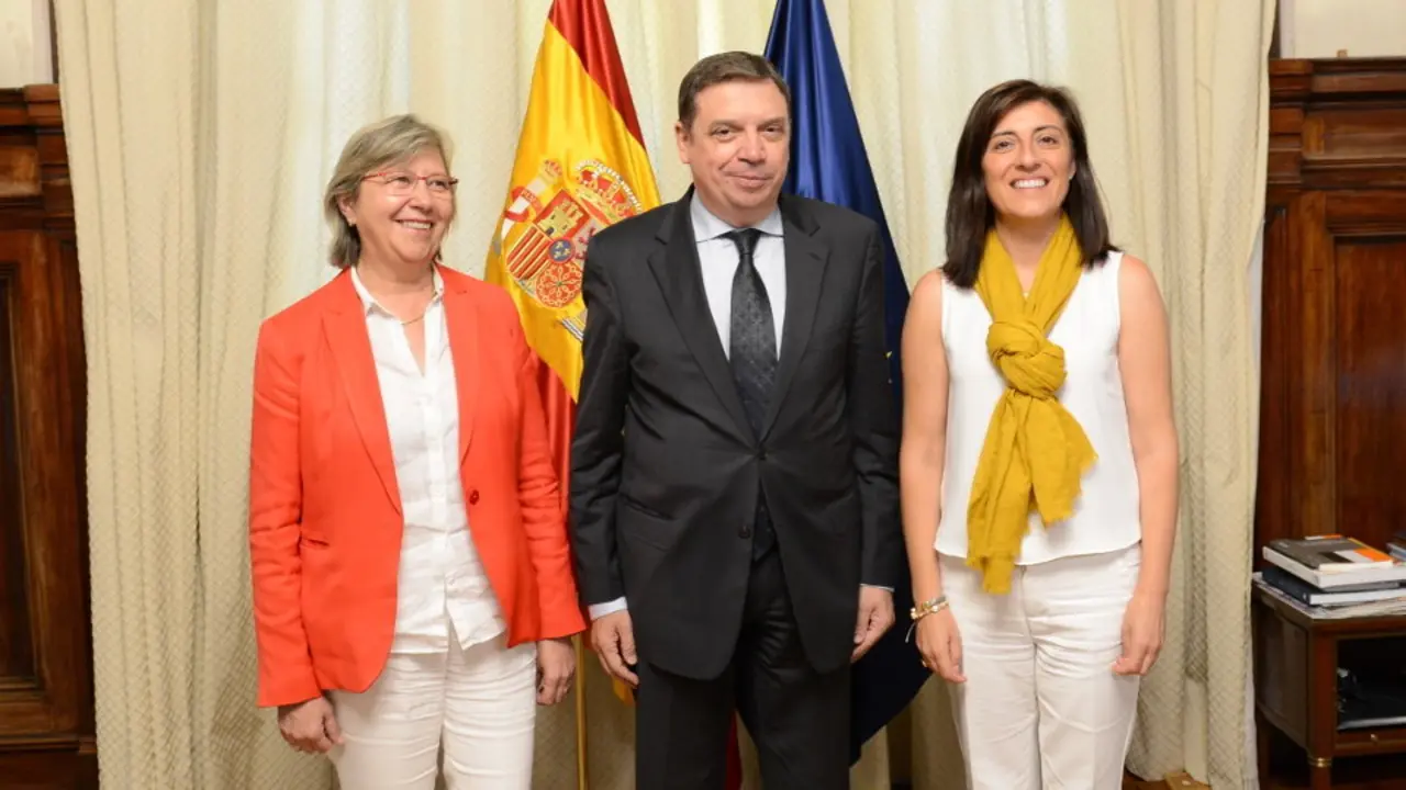 Las conselleiras con el ministro Planas. EP