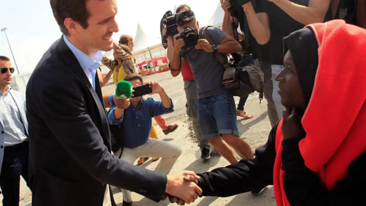 Pablo Casado saluda a un inmigrante. A. CARRASCO RAGEL (EFE)