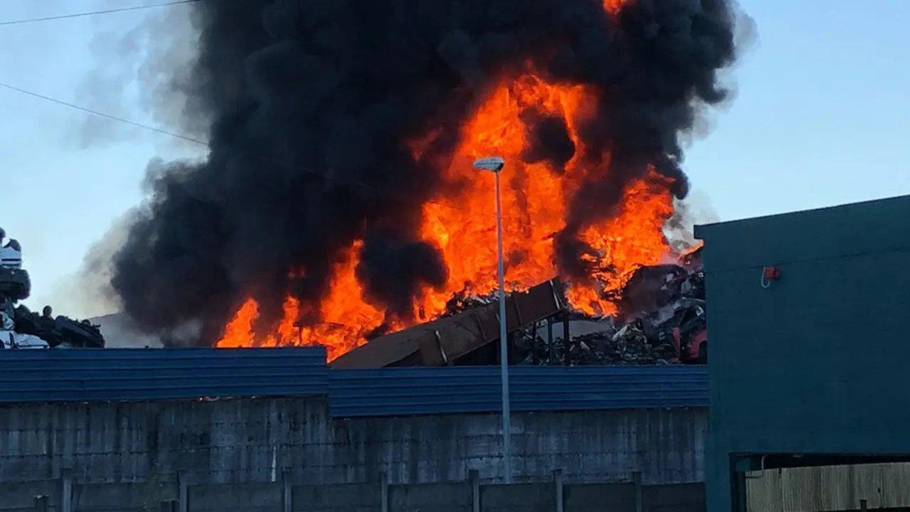 Incendio en el exterior de una nave del polígono de A Granxa, en O Porriño. CEDIDA