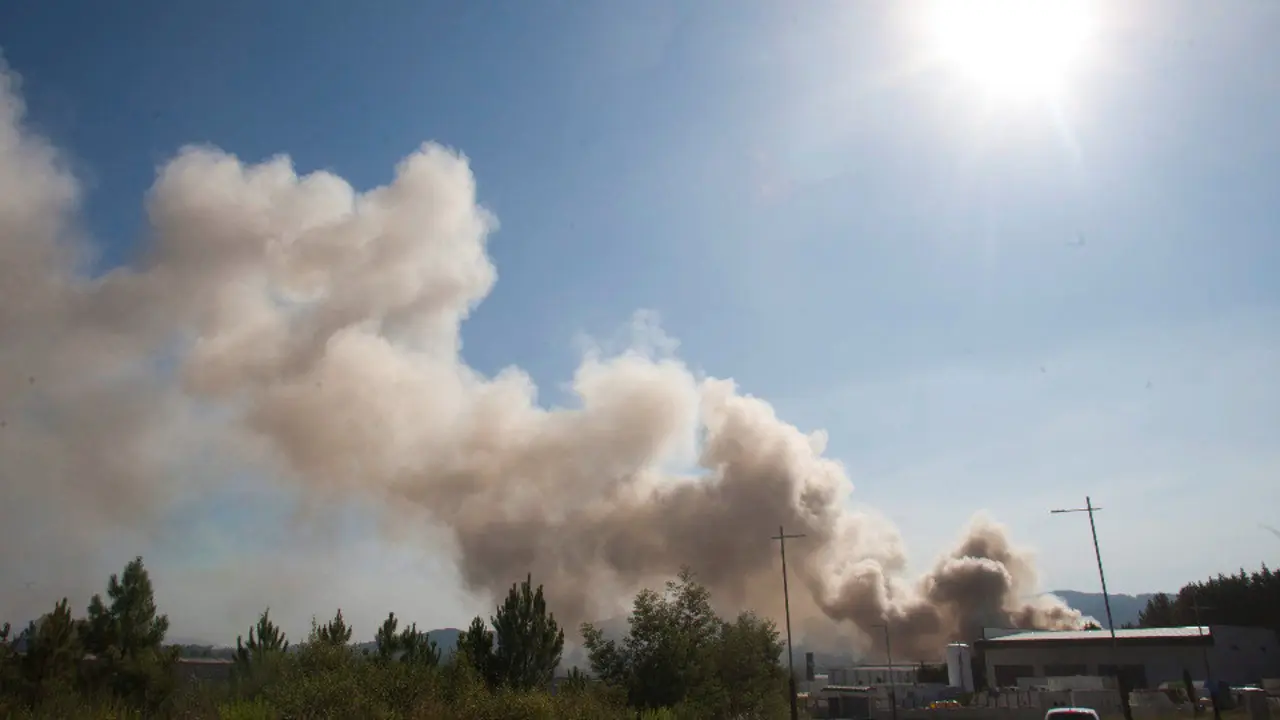 Labores de extinción del incendio en O Porriño. EFE (SALVADOR SAS)