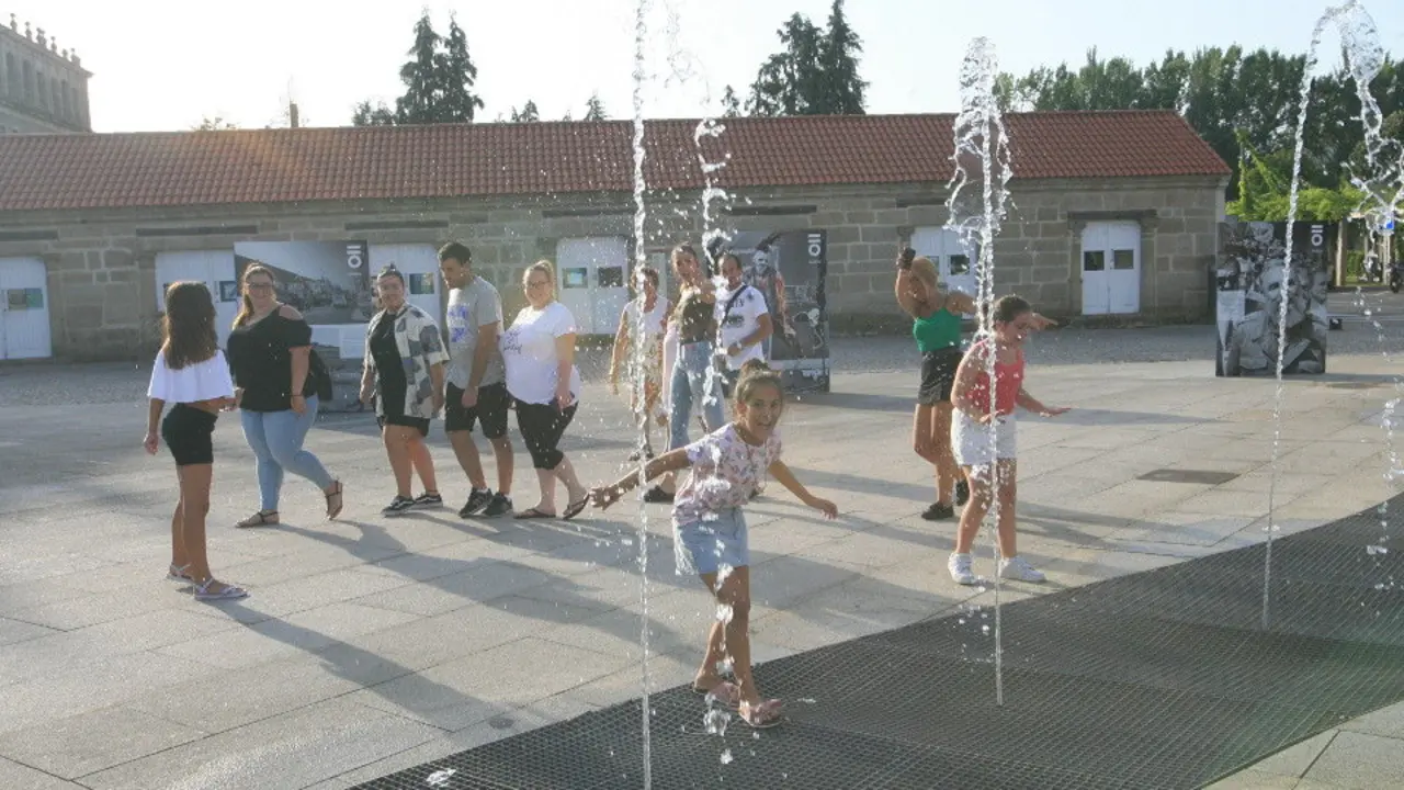 Gente en la fuente de la Compañía, en Monforte. TOÑO PARGA