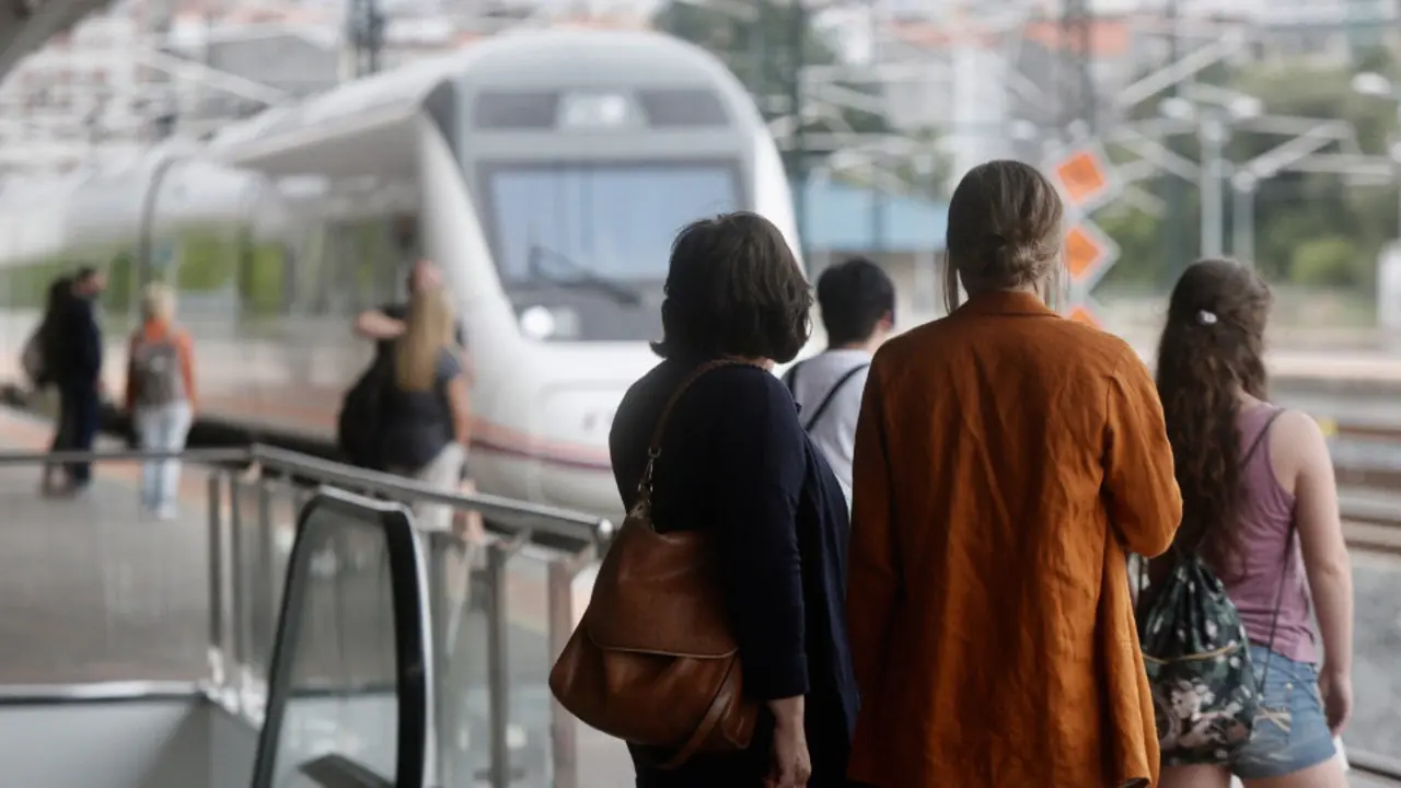 Pasajeros esperando por un tren. RAFA FARIÑA