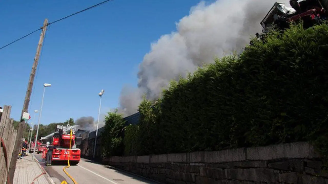 Una gran columna de humo salía de la nave de reciclaje de la empresa Alumisel, en el polígono industrial de A Granxa, O Porriño. SALVADOR SAS (EFE)