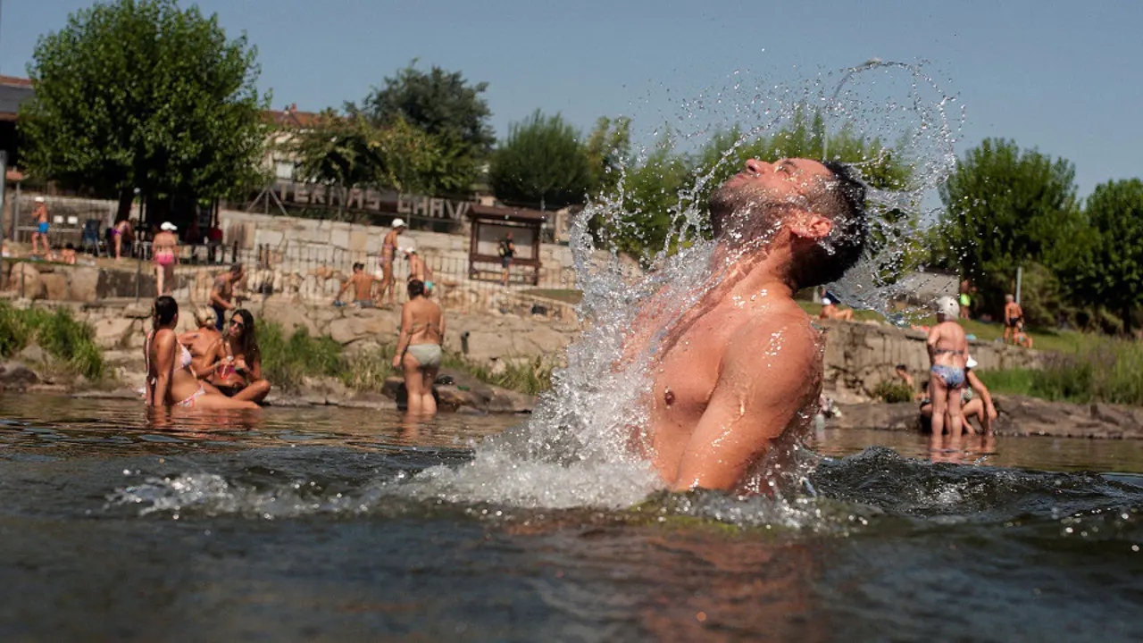 Un hombre se refresca en As Chavasqueiras, Ourense. BRAIS LORENZO