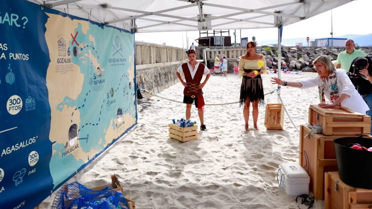 Quintana participa en uno de los juegos de la campaña contra el marisqueo ilegal en Raxó. CRISTIAN FERNÁNDEZ