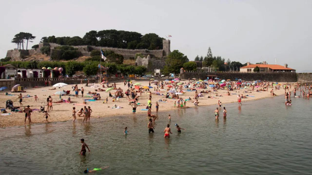 La Xunta pone en alerta por la ola de calor a 39 ayuntamientos. EFE (SALVADOR SAS)