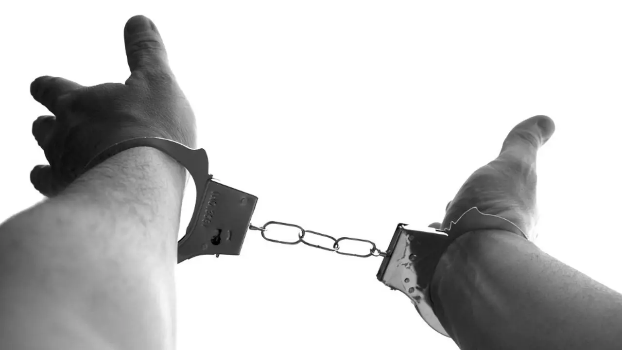 Un hombre con unas esposas. EP