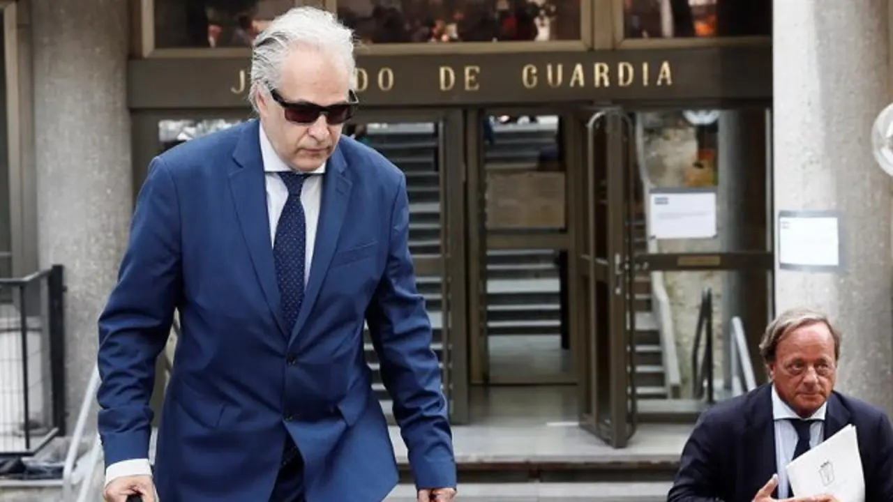 El profesor Pablo Chico sale de los juzgados de Plaza de Castilla. MARISCAL