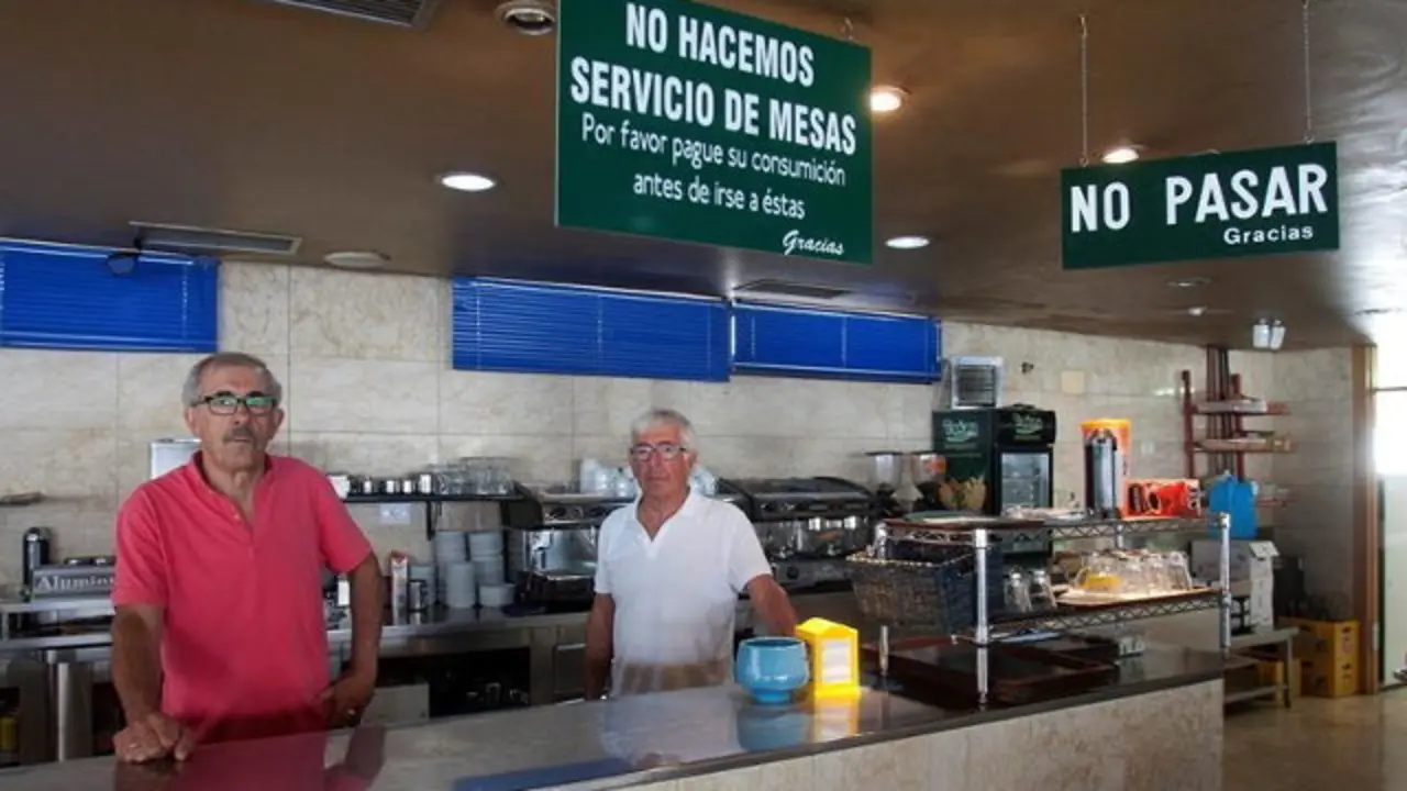 Los hermanos Lourido, Jaime y Adolfo, regentan la cafetería del antiguo hospital Xeral de Vigo. SALVADOR SAS
