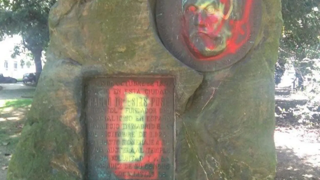 Pintadas en el monolito dedicado a Pablo Iglesias en Ferrol. TWITTER (@BeatrizSestayoDoce)