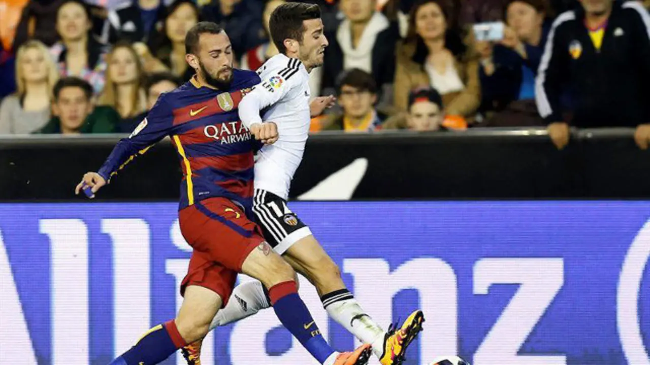 Aleix Vidal en una acción con Gayá. EFE