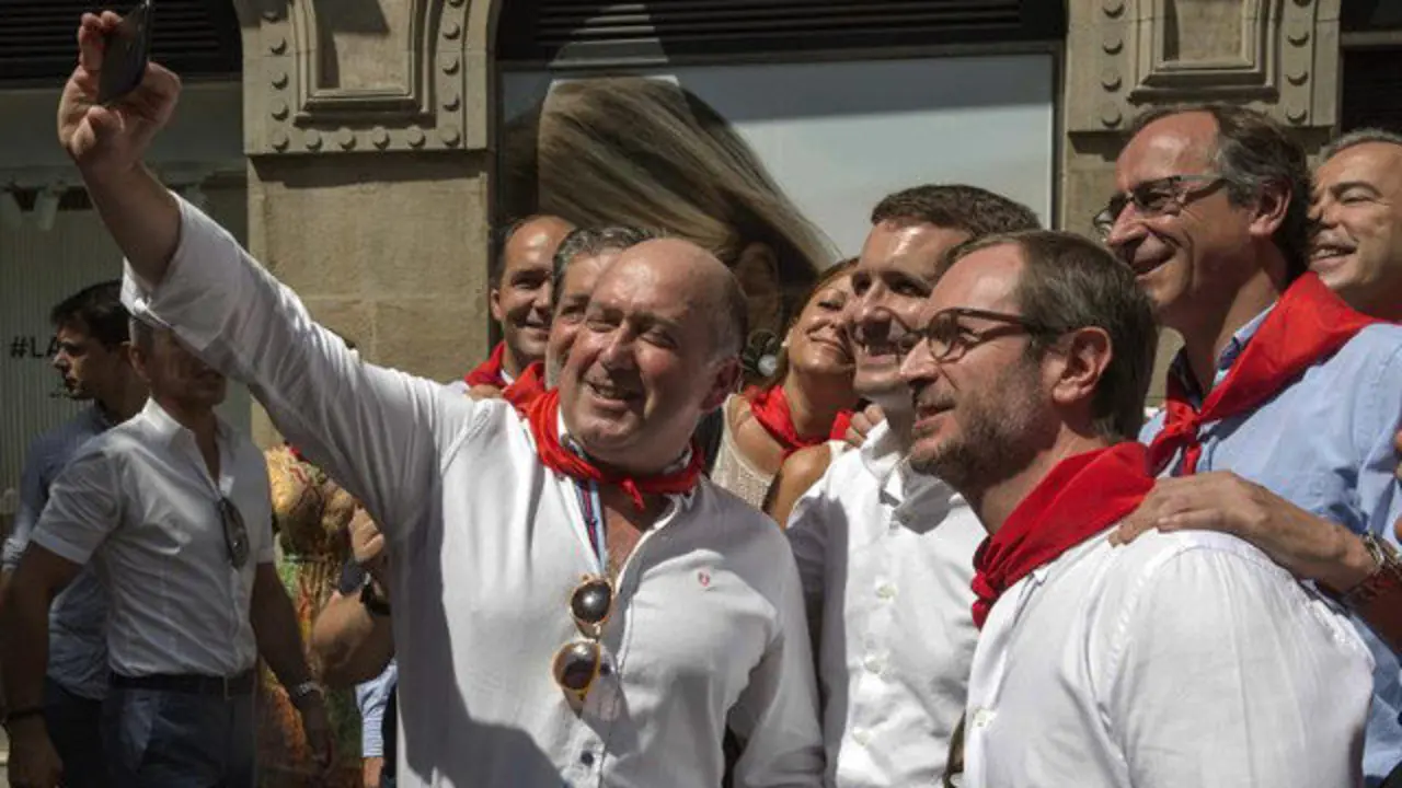 Casado se fotografía con un seguidor en Vitoria. DAVID AGUILAR