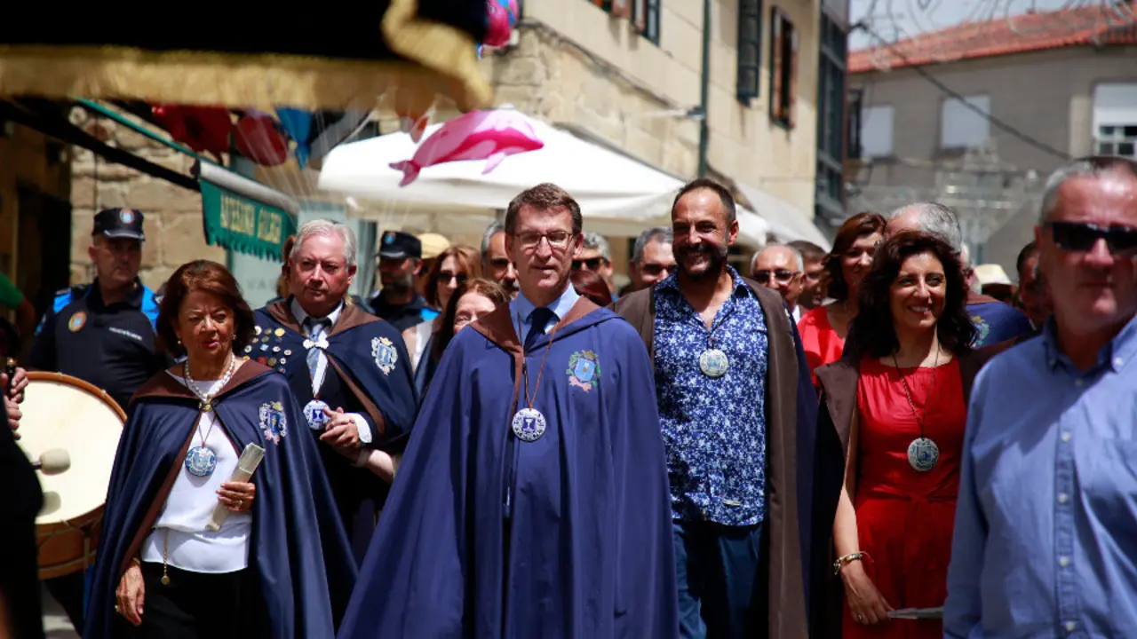 Feijóo y los nuevos damas y cabaleiros del Albariño. CRISTIAN FERNÁNDEZ_