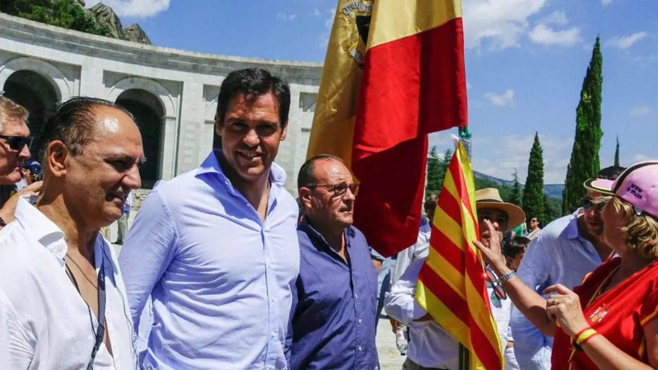 Luis Alfonso de Borbón mira a cámara en la protesta contra la exhumación de Franco. EFE