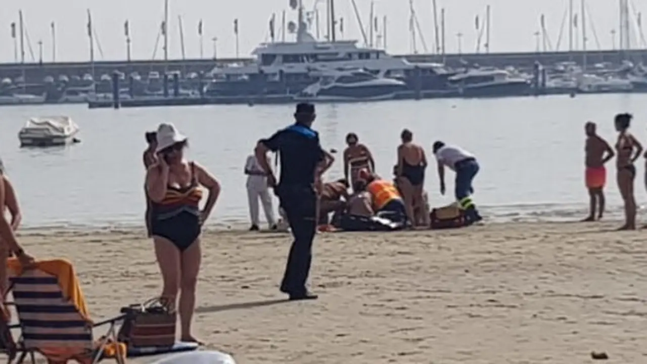 Varias personas atienden al hombre que sufrió un infarto en A Carbuxeira. CEDIDA