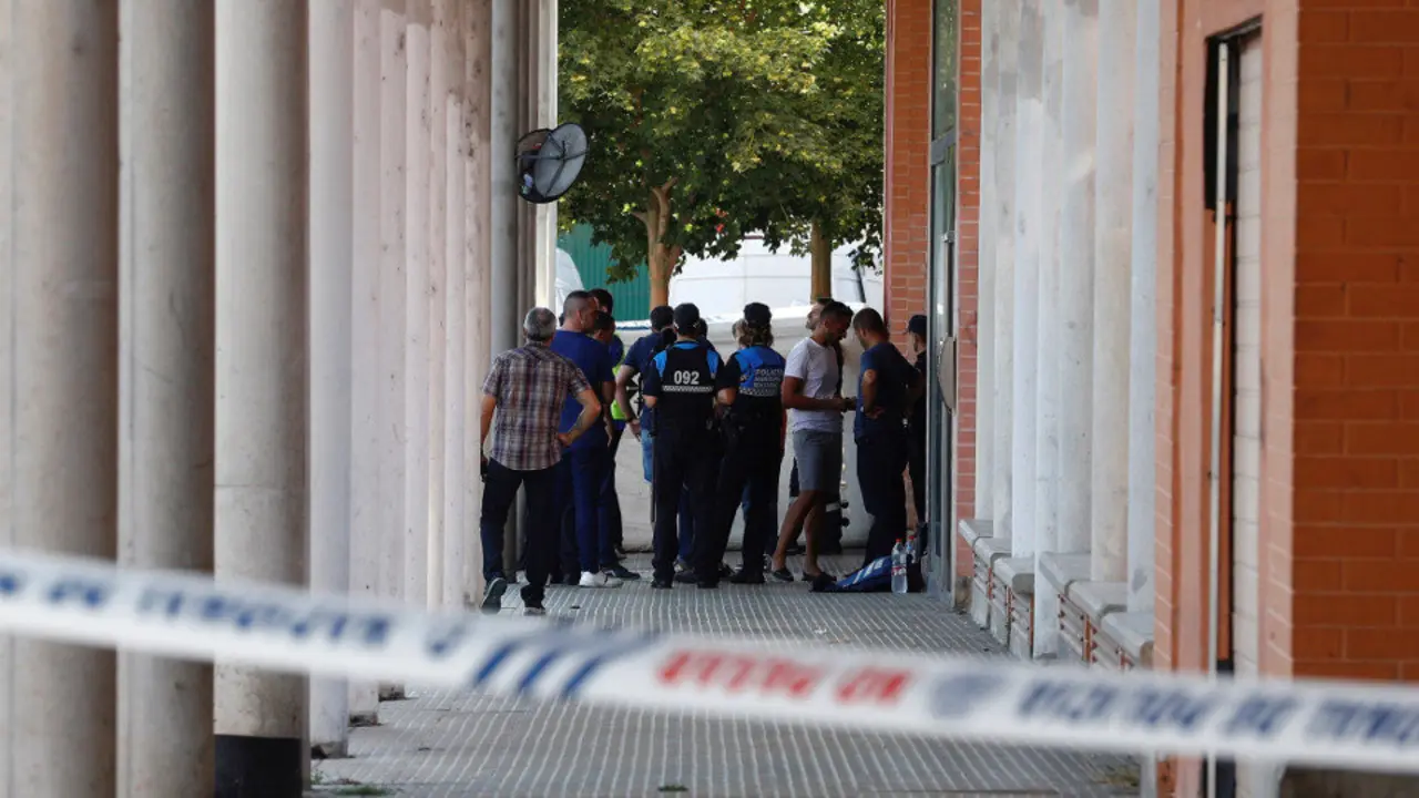 El fallecido en el barrio de San Jorge presenta un disparo en la cabeza. EFE (VILLAR LÓPEZ)