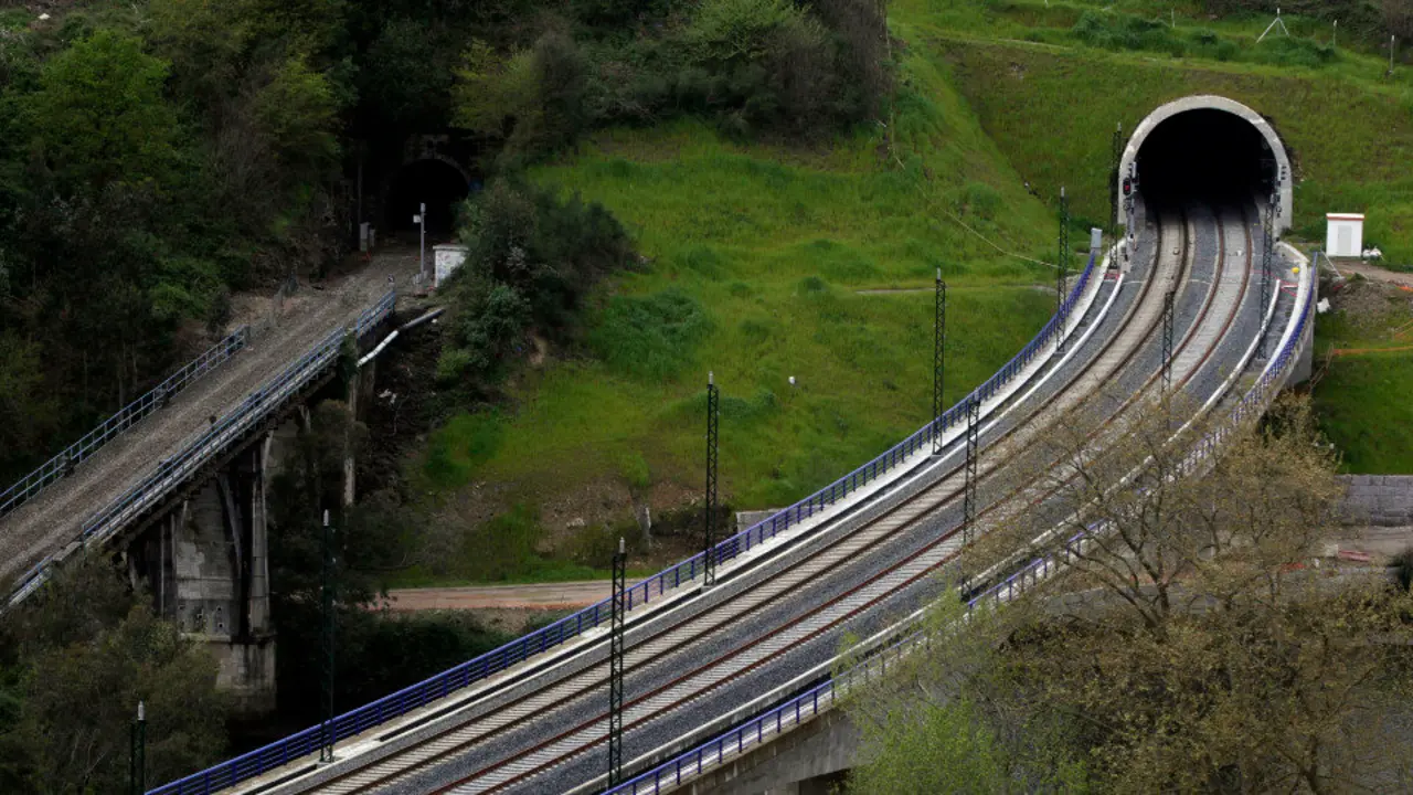 Túnel de Lérez, uno de los tramos de Galicia por donde pasa el AVE (archivo). JAVIER CERVERA
