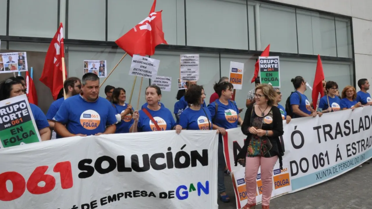 Trabajadores y trabajadoras del 061, durante la concentración de este lunes. MONTSE PRADO TWITTER