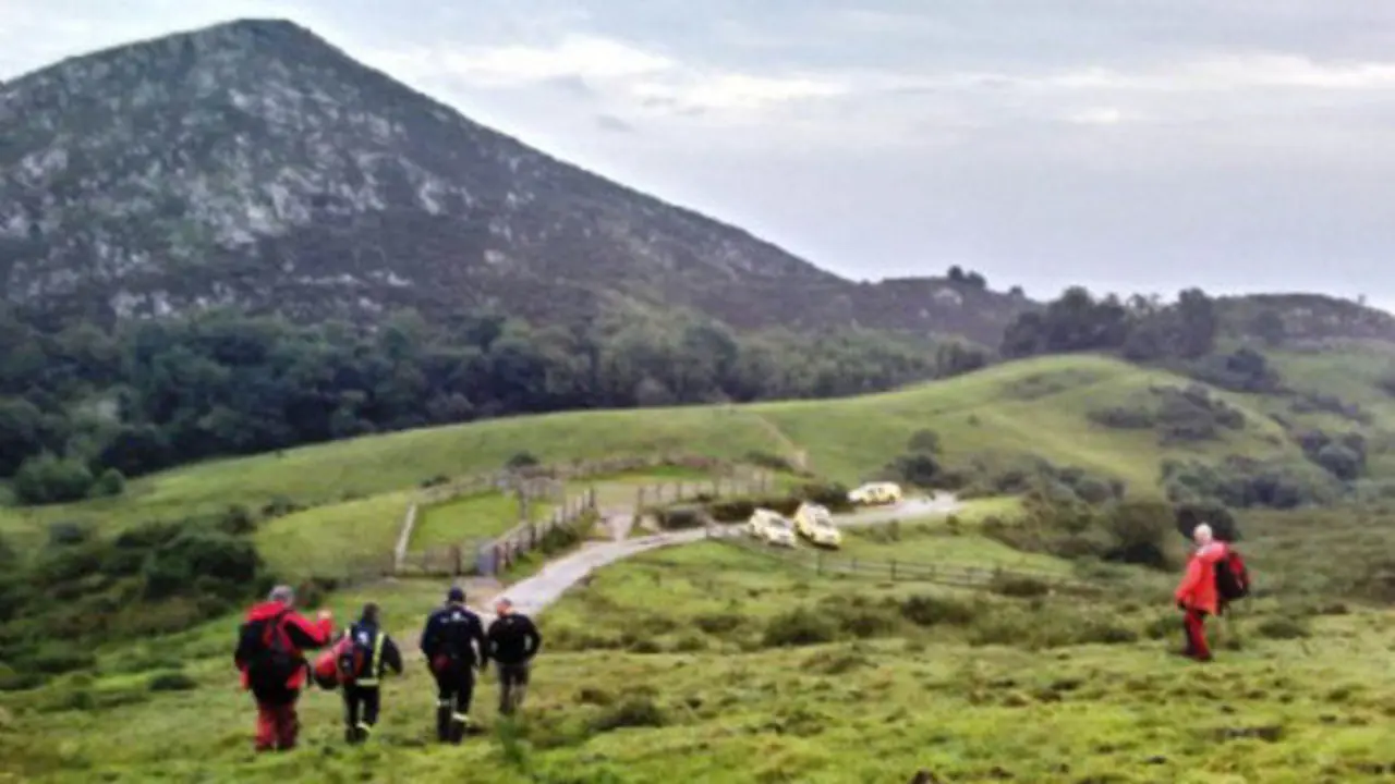 Equipo de rescate del senderista fallecido en Asturias. SEPA