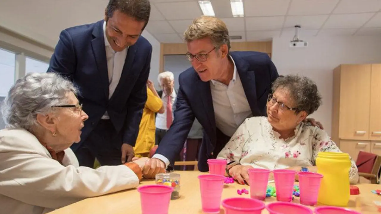 El titular de la Xunta, Alberto Núñez Feijóo, quien acompañado del conselleiro de Política Social, José Manuel Rey Varela, en la inauguración del nuevo centro de día y residencia geriátrica de Cervo. ELISEO TRIGO (EFE)