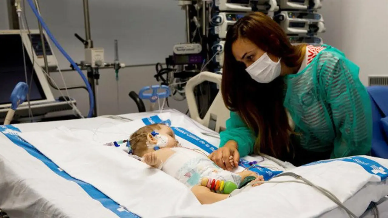 Vanesa, cuida a su hija Roma, de tres meses de edad, una de las dos trasplantadas hepáticas del hospital del Vall d'Hebron de Barcelona. QUIQUE GARCÍA (EFE)