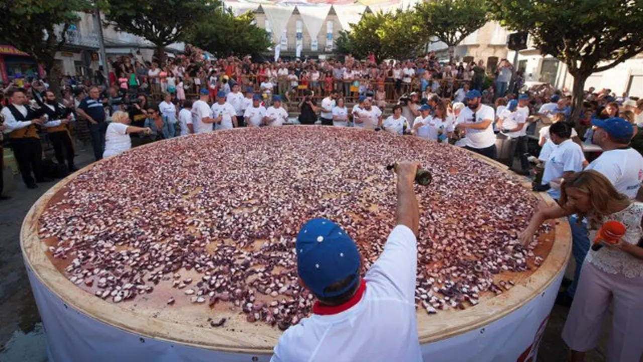 Os pulpeiros do Carballiño, reunidos para superar a súa propia marca. BRAIS LORENZO (EFE)