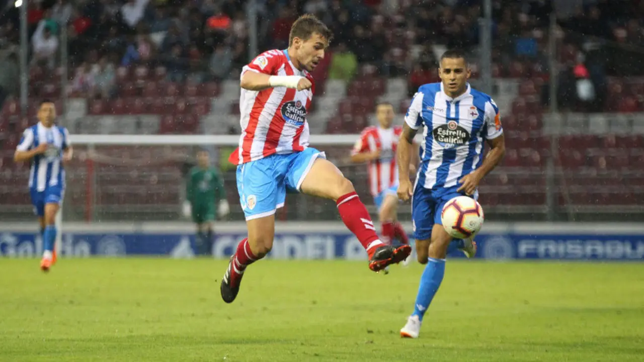 Un momento del CD Lugo-RC Deportivo, bajo una intensa lluvia. SEBAS SENANDE