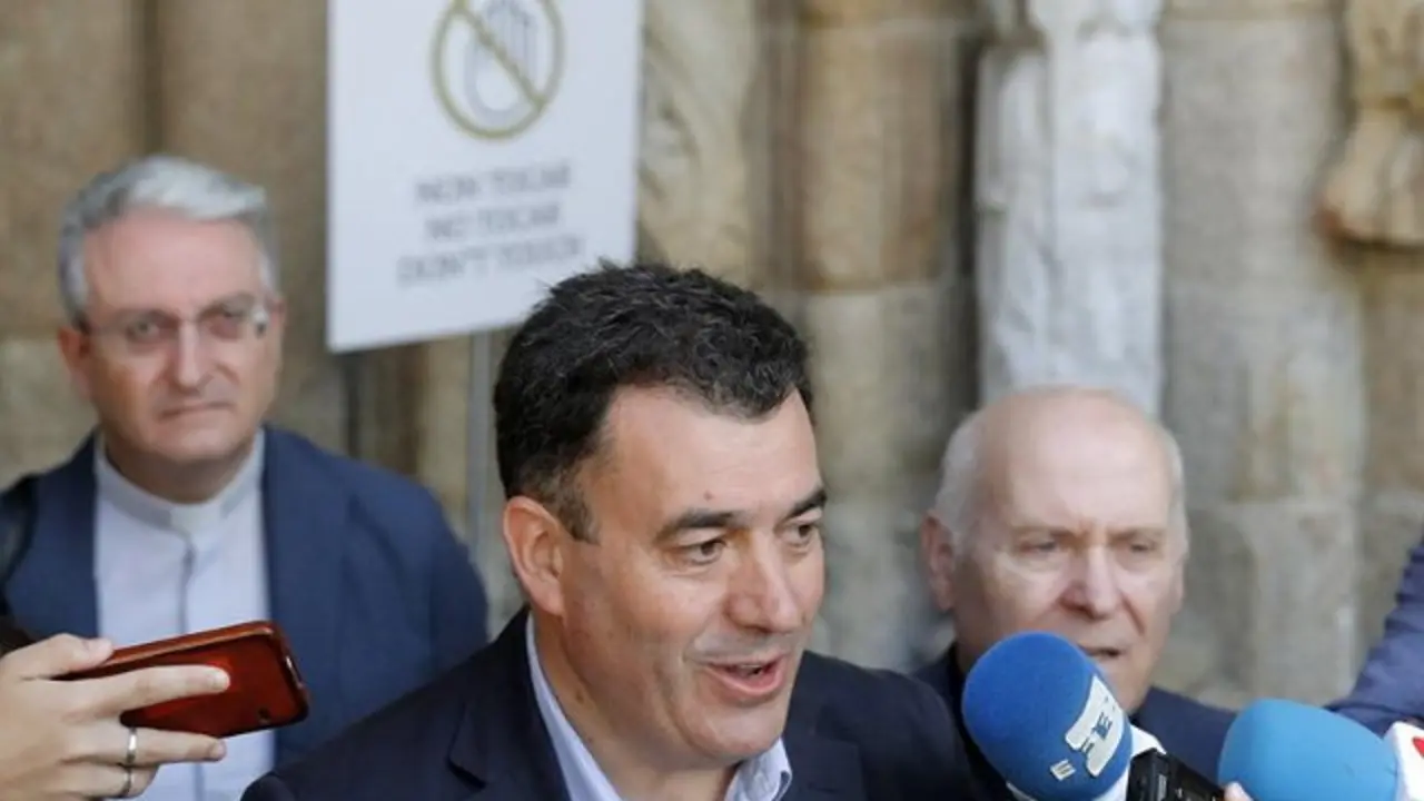 Román Rodríguez ante la figura del siglo XII de la catedral ya sin restos del grafiti. LAVANDEIRA JR.