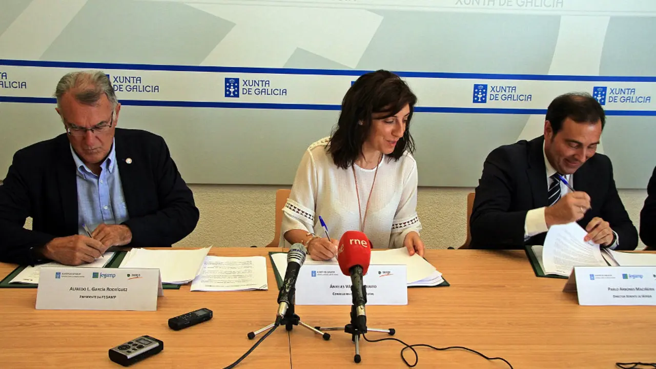 Firma del convenio entre Xunta y Fegamp. LUIS POLO