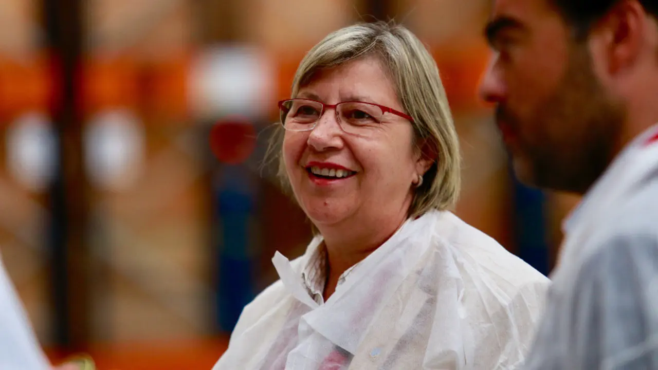 Rosa Quintana durante su visita a  Conservas del Noroeste. DP 