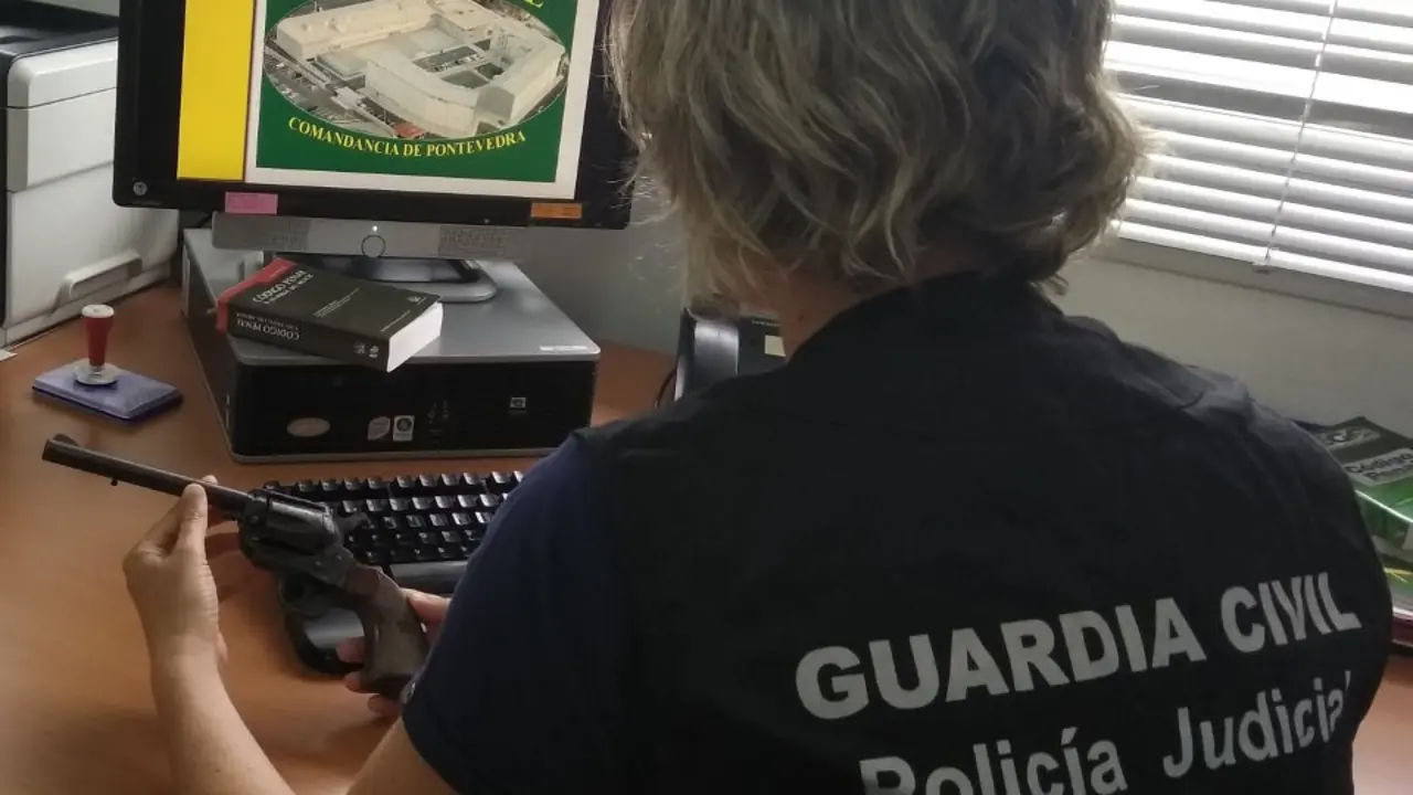 El arma incautada al vecino de O Salnés detenido por abusar de su nieta discapacitada. DP