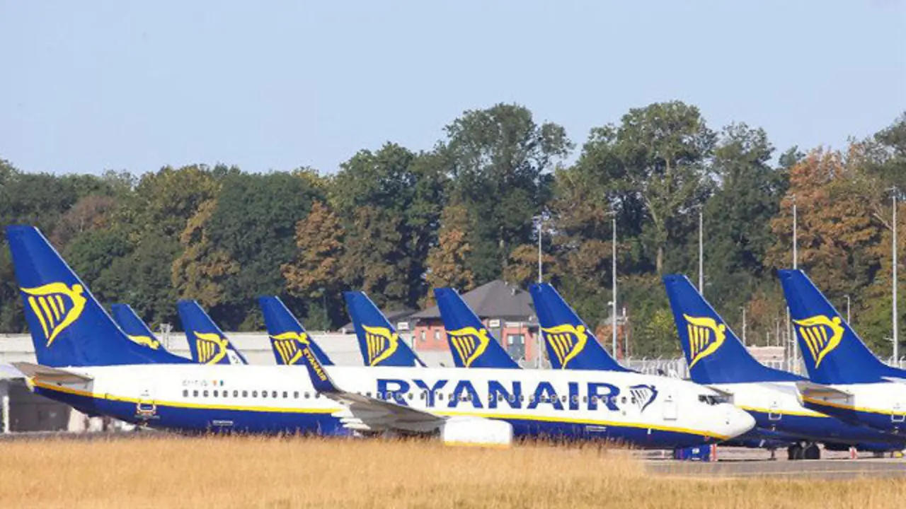 Aviones de Ryanair aparcados en el aeropuerto belga de Charleroi. JULIEN WARNAND