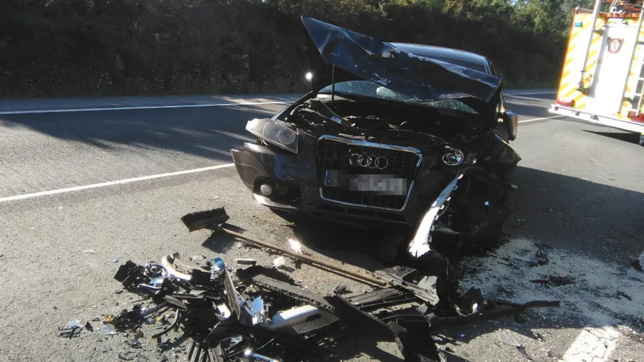 Estado en el que quedó uno de los vehículos implicados en el accidente de Catoira. LUIS POLO