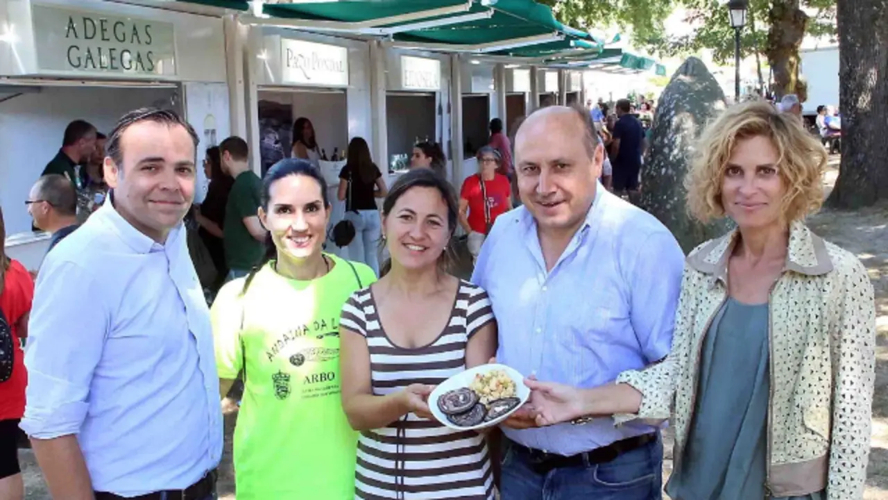Nava Castro y Horacio Gil, en la Festa da Lamprea Seca de Arbo este sábado. TWITTER @castro_domingue