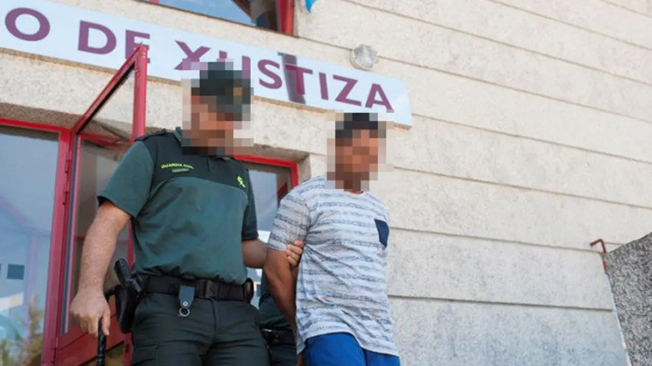 El hombre acusado por una presunta agresión a su mujer, a su salida del Palacio de Justicia de O Carballiño. BRAIS LORENZO (EFE)