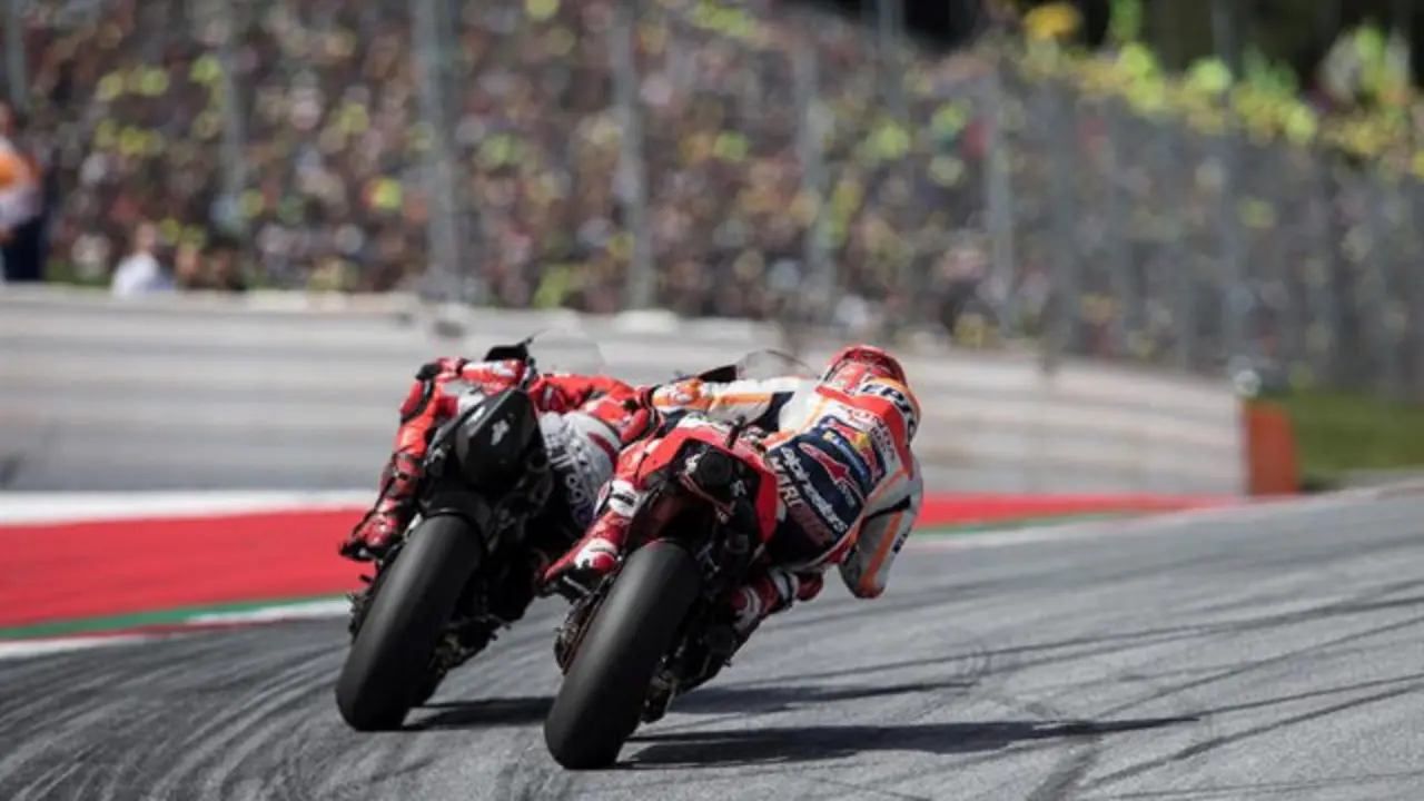 Jorge Lorenzo por delante de Marc Márquez. EFE