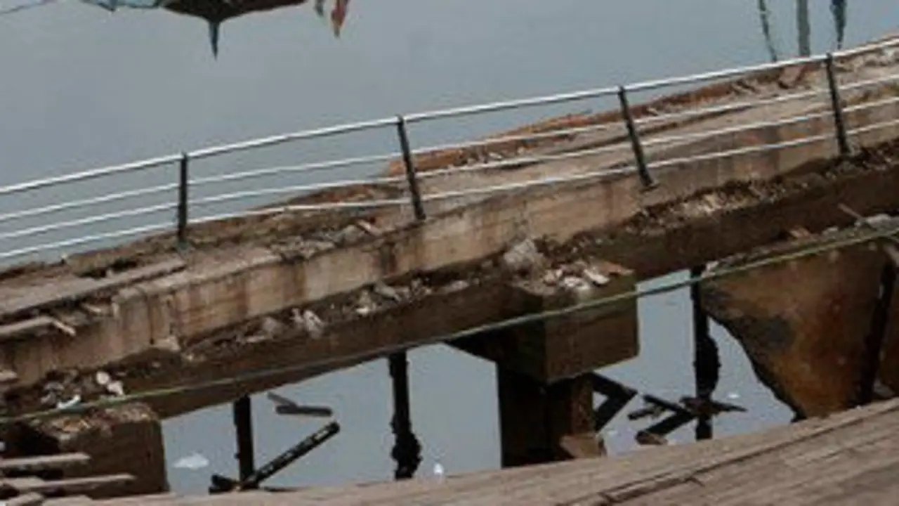 Pasarela que se hundió en O Marisquiño, en Vigo. SALVADOR SAS (EFE)