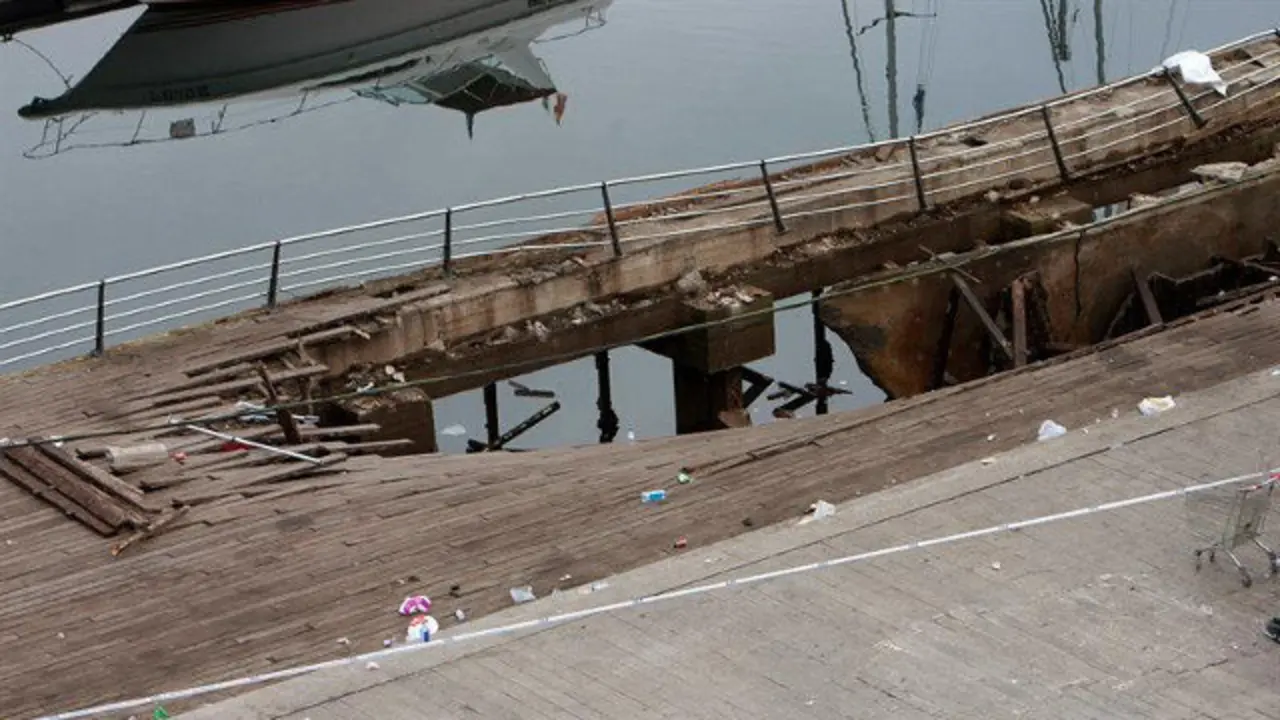Pasarela que se hundió en O Marisquiño. SALVADOR SAS (EFE)