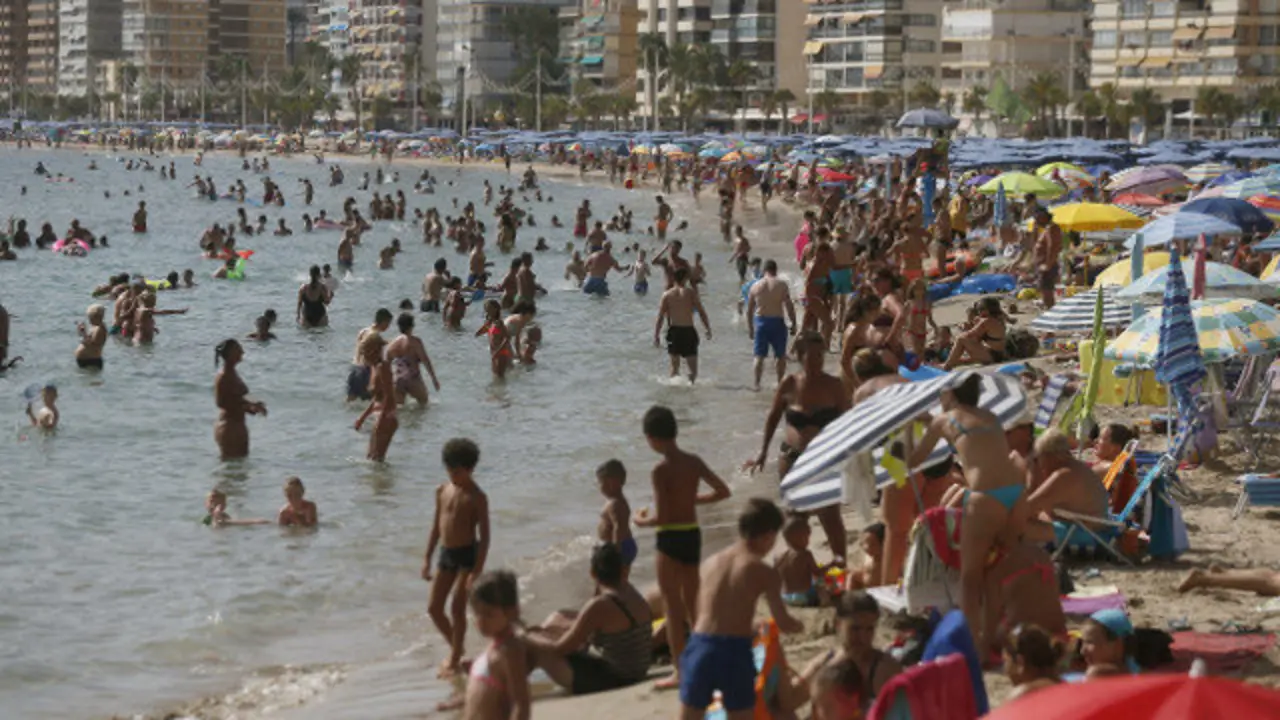Una imagen de Benidorm lleno de turistas. EFE