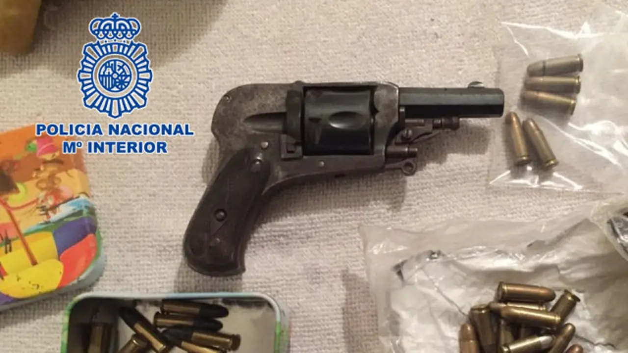 Una pistola incautada durante la operación. DP